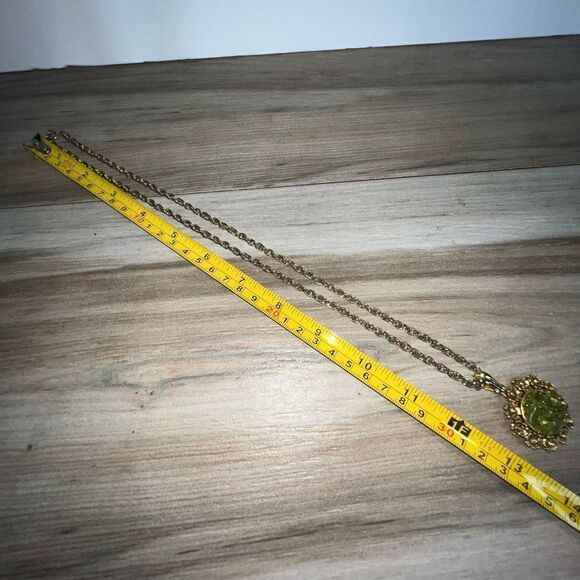 Vintage 1960's Green Jade Simulated Chip Pendant Necklace Gold Tone Link Chain - Picture 3 of 6